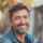 Homme souriant en extérieur, veste en jean